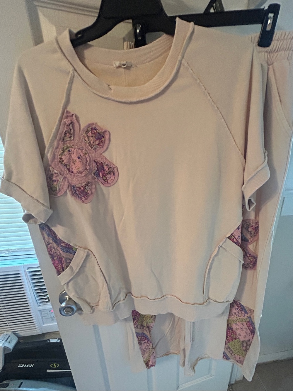 Easel Women's Cream Sweatsuit Set Short Top Pants with Patchwork